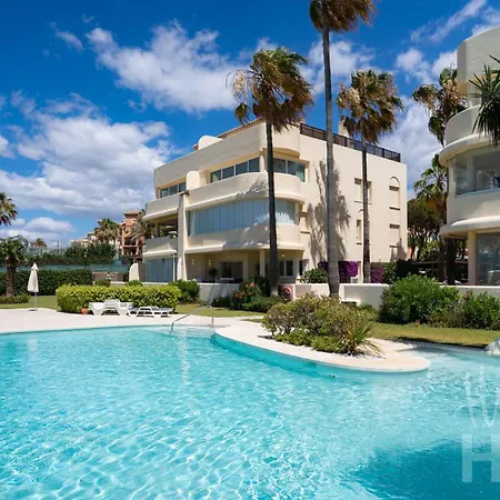 Holidays & Beachfront Neptuno Iii , Sea Views,and Garden,elviria *