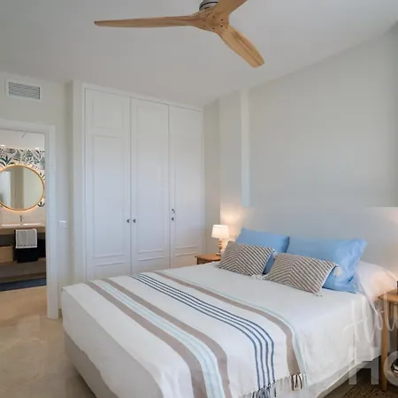 Holidays & Beachfront Neptuno Iii , Sea Views,and Garden,elviria * 马尔韦利亚