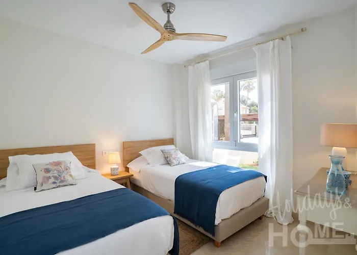 Beachfront Complex Neptuno Iii , Sea Views, Pool And Garden,elviria Apartament *