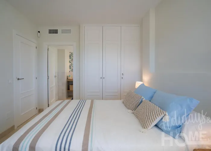 Beachfront Complex Neptuno Iii , Sea Views, Pool And Garden,elviria Apartament