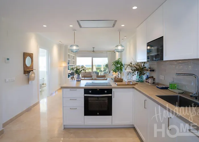 Beachfront Complex Neptuno Iii , Sea Views, Pool And Garden,elviria Apartament Marbella