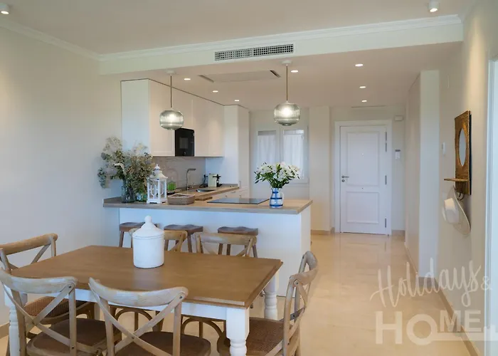 Beachfront Complex Neptuno Iii , Sea Views, Pool And Garden,elviria Apartmán Marbella