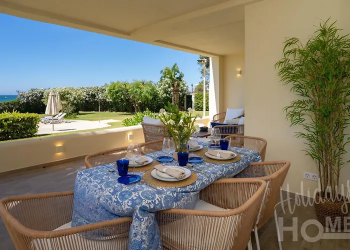 Beachfront Complex Neptuno Iii , Sea Views, Pool And Garden,elviria ماربيا