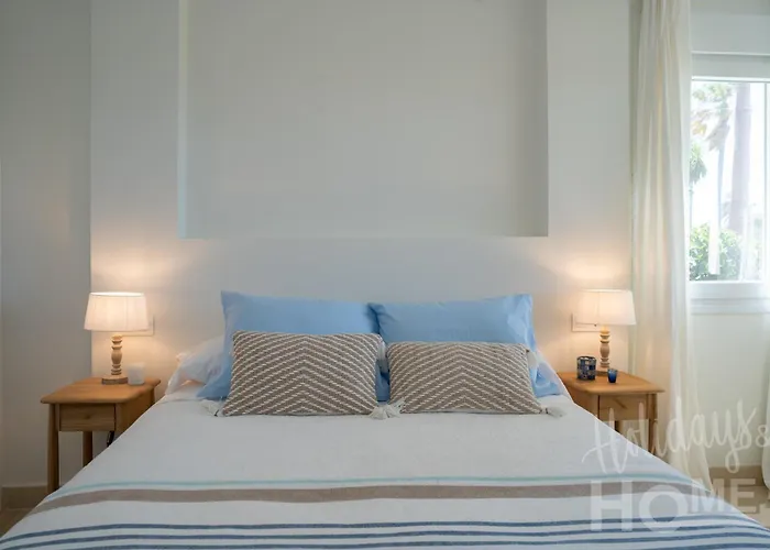 Beachfront Complex Neptuno Iii , Sea Views, Pool And Garden,elviria شقة