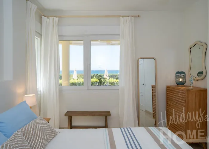 Beachfront Complex Neptuno Iii , Sea Views, Pool And Garden,elviria ماربيا